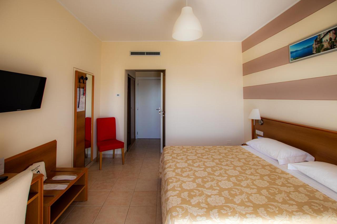 Hotel Alpi Бавено Екстериор снимка