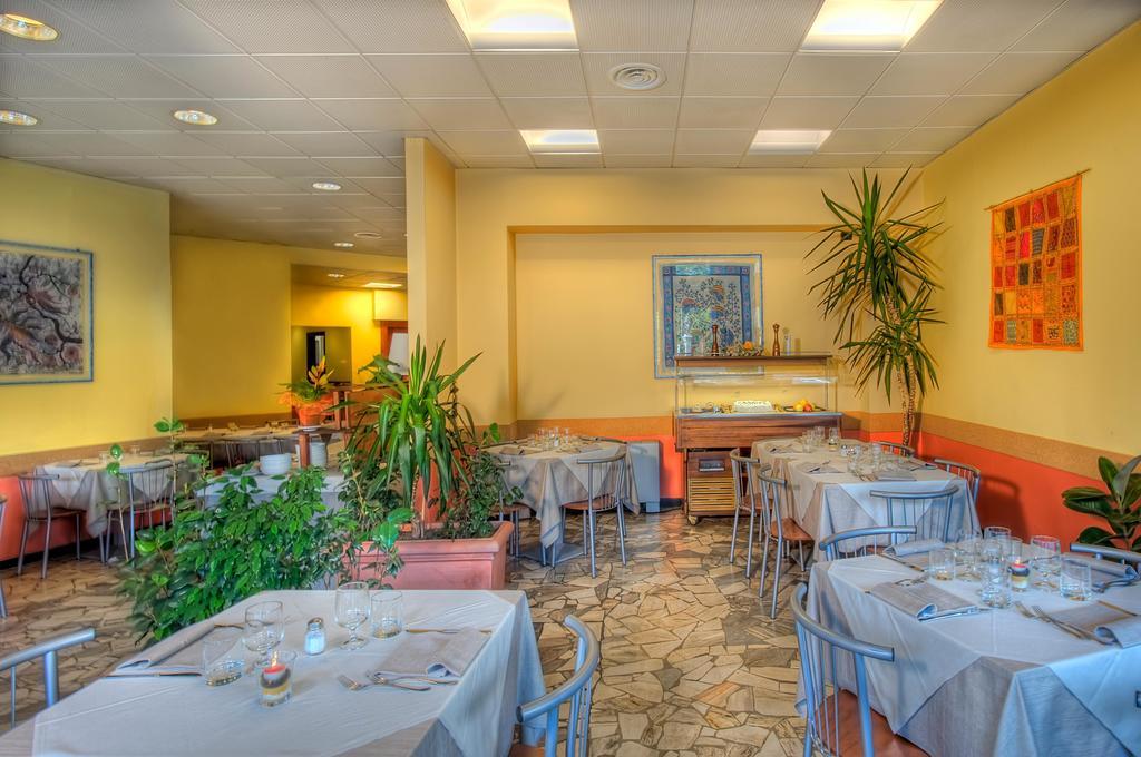 Hotel Alpi Бавено Стая снимка